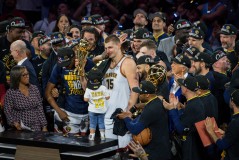 篮球界传奇“三双王”疑似退役，勒布朗含泪挽留，历史地位成悬念