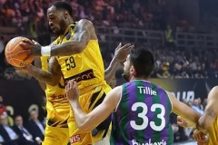 篮球名人堂荣耀时刻：詹姆斯领衔湖人传奇星光